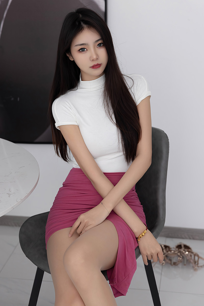 靓丽模特可乐玫红色短裙写真图片